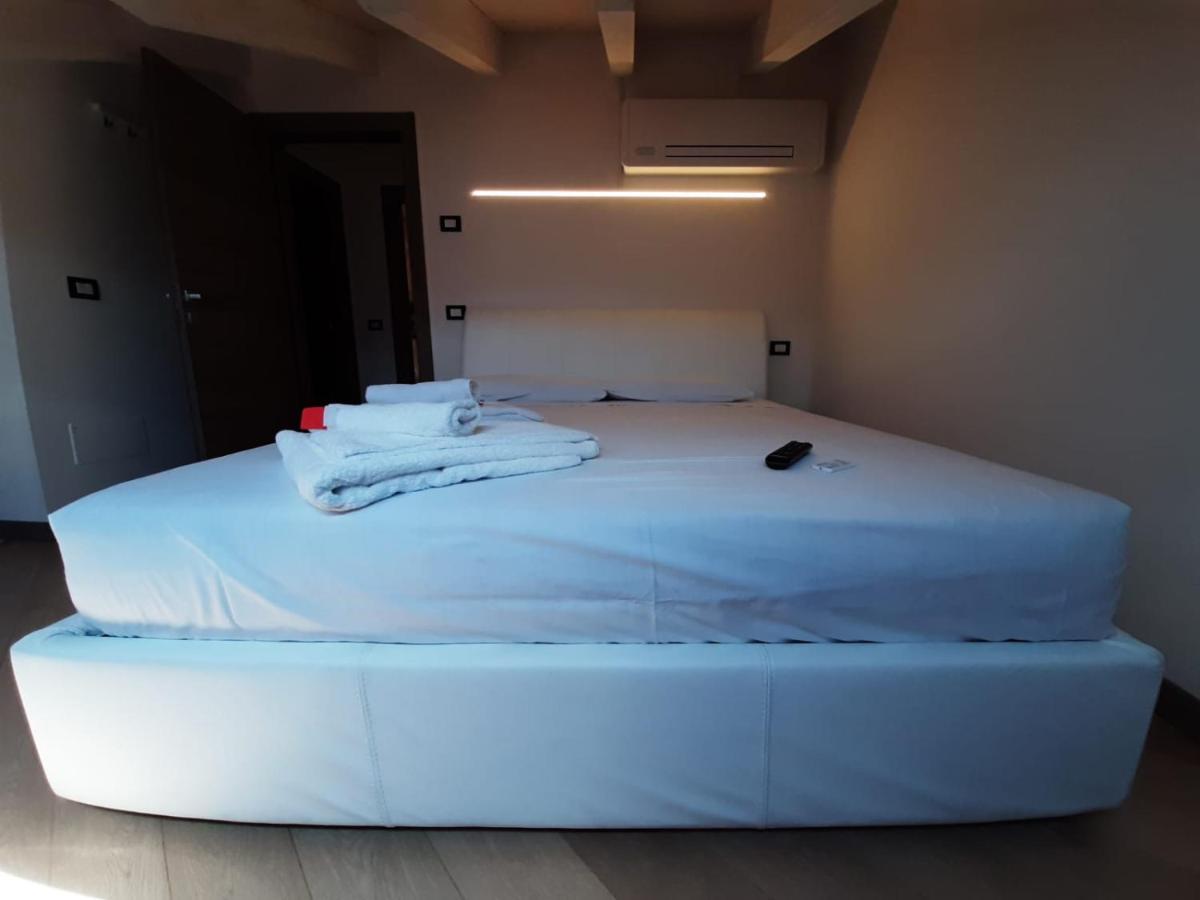 Bmp Apartment Deluxe 1 Jacuzzi Riscaldata Privata Vista Lago Di Garda เบรนโซเน ซูล การ์ดา ภายนอก รูปภาพ