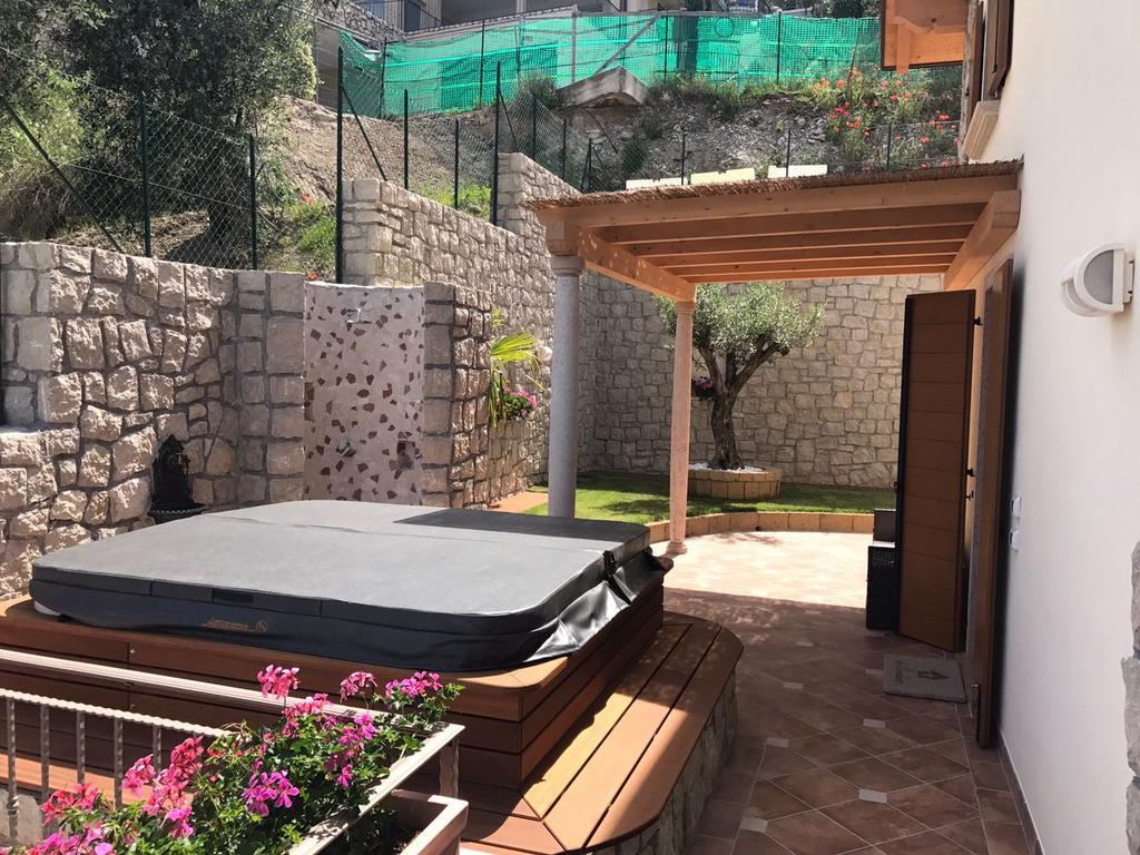Bmp Apartment Deluxe 1 Jacuzzi Riscaldata Privata Vista Lago Di Garda เบรนโซเน ซูล การ์ดา ภายนอก รูปภาพ